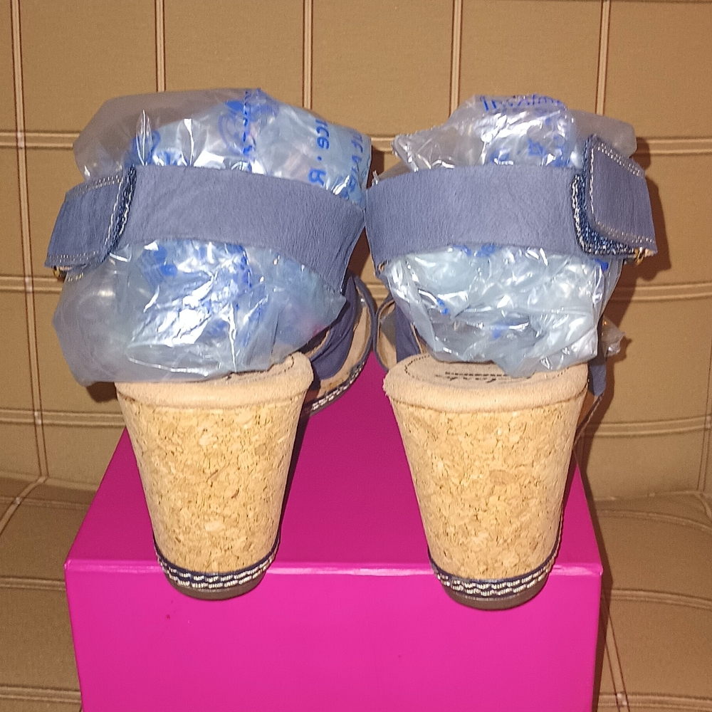 NWOB Clarks Designer Sandals (11) - Picture 4 of 5